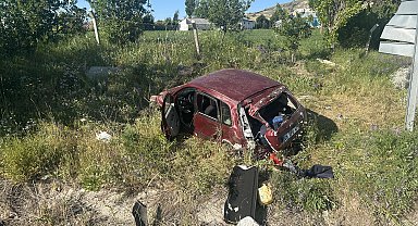 Sivas'ta otomobil şarampole yuvarlandı: 1'i ağır, 3 yaralı