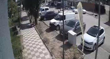 Sokak köpeklerinin çocuklara saldırdığı anlar kamerada