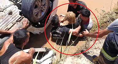 Sulama kanalına düşüp ters dönen otomobilin sürücüsünü ekipler kurtardı; o anlar kamerada