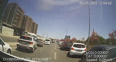 Sürücülerin fermuar yöntemiyle ambulansa yol verdiği anlar kamerada
