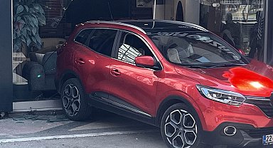 Sürücüsünün geri viteste unuttuğu otomobil, mobilya mağazasına girdi