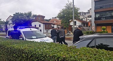 Tanımadığı kadına gül vermek istedi, reddedilince bıçak gösterdi