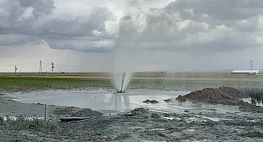 Tarlada sondaj kuyusundan karbondioksit gazı çıktı, su fışkırdı