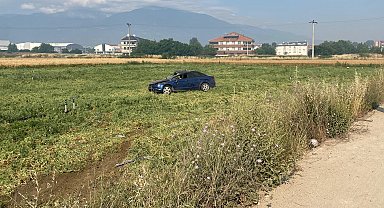 Tarlaya giren otomobilin sürücüsü yaralandı