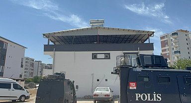 Tartıştığı babasını, başına çekiçle vurarak ağır yaraladı