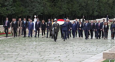 TBMM Başkanı Kurtulmuş, Anıtkabir'i ziyaret etti
