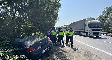 TEM Otoyolu'nda otomobil, bariyerlere ve tankere çarptı: 7 yaralı