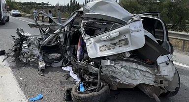 TEM'de yolcu otobüsü ile otomobil çarpıştı; 2'si ağır, 3 yaralı