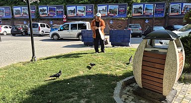 Temizlik işçisi, 15 yıldır çöpten topladığı ekmek artıklarıyla kuşları besliyor