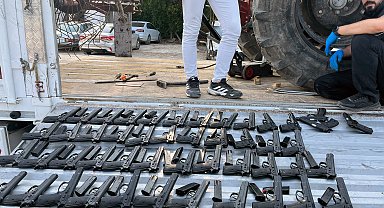 TIR'daki traktöre gizlenmiş 420 ruhsatsız tabanca ele geçirildi; şoför tutuklandı