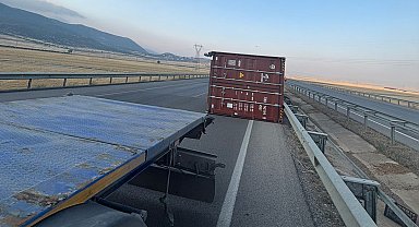 TIR'ın dorsesindeki konteyner, yola devrildi