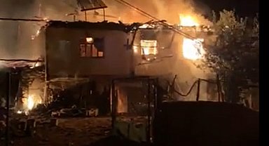 Tokat'ta 2 katlı ahşap evde yandı