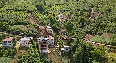 Trabzon'da heyelanda 3 ev hasar gördü