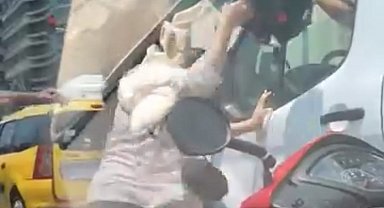 Trafikte sıkıştırdığını iddia ettiği kamyon şoförüne kaskıyla vurmaya çalıştı