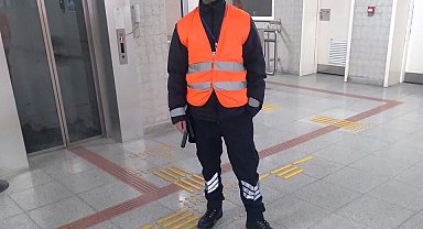 Trende sigara içtiği için kendisini uyaran güvenlik görevlisini darbedip, öldürdü