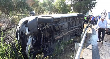 Tur minibüsü devrildi; 5 turist yaralandı