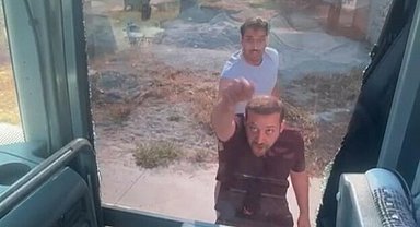 Turistlerin taşındığı otobüsün önünü kesip, şoföre taşla saldırdılar; o anlar kamerada
