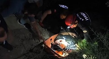 Uçuruma yuvarlanan otomobildeki 3 kişi yaralandı