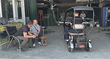 Umreye gidebilmek için sattığı engelli aracını, arkadaşları alıp hediye etti