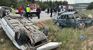 Uşak'ta 2 otomobil çarpıştı; 7 yaralı