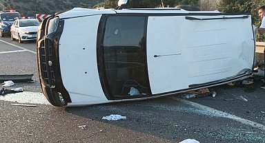 Uşak'ta hafif ticari araç devrildi: 1 ölü, 4 yaralı