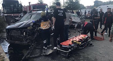 Uşak'ta kamyonet ile otomobil çarpıştı: 1 ölü, 1 yaralı