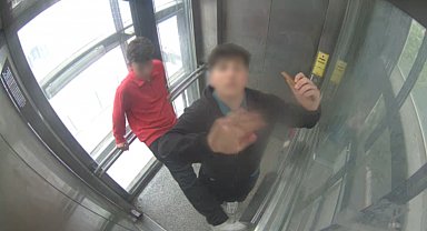 Üst geçidin asansörüne zarar verdi; o anlar kamerada