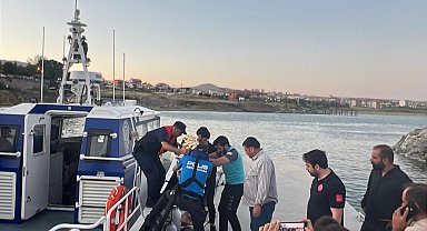 Van Gölü'nde akıntıya kapılan genci deniz polisi kurtardı