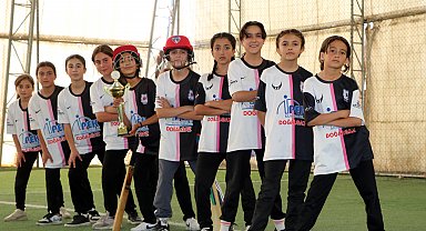 Van'ın Mor Menekşeler Spor Kulübü'nün kızları, krikette Türkiye şampiyonu