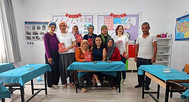 Veliler, çocuklarının sırasında kitap okuyor