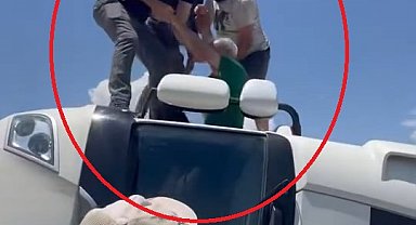 Virajı alırken devrilen TIR'ın sürücüsünü çevredekiler kurtardı; kaza kamerada