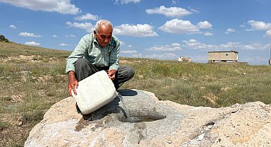 Yabani hayvanlar için yaptığı yalaklara yıllardır traktörle su taşıyor