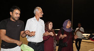 Yakınlarını karşılamak için gittikleri cezaevi önünde halay çektiler