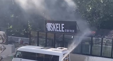 Yangın söndürme çalışmalarına polisler de hortumla müdahale etti