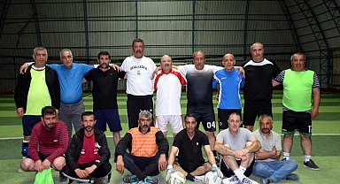 Yaşları 55-70; 40 yıldır halı sahada futbol oynuyorlar