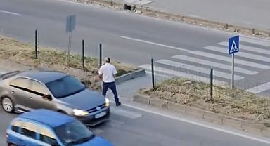 Yaya geçidinde defalarca karşıya geçip geri döndü