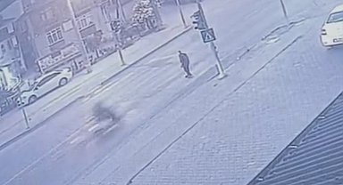 Yaya geçidinde motosiklet çarptı; kaza kamerada