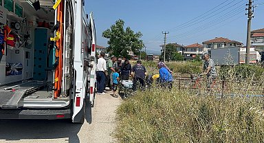 Yaya köprüsünden dereye düşen çocuğu çevredekiler kurtardı