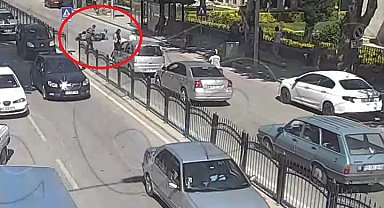 Yayaya çarpan motosikletin sürücüsü yaralandı; kaza kamerada