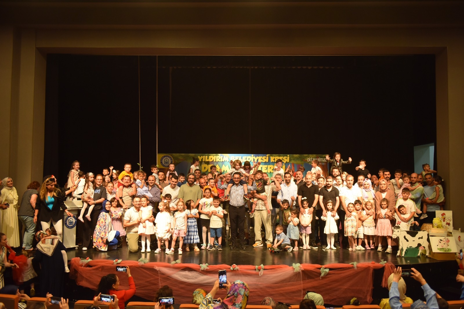 YILDIRIMLI MİNİKLERİN MEZUNİYET SEVİNCİ