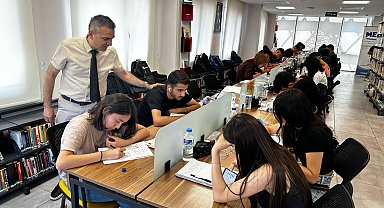 YKS'ye hazırlanan öğrenciler, kütüphaneye 'kamp' kurdu