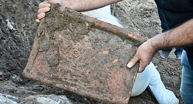 Yol çalışmasından tarihi olduğu değerlendirilen mezar kalıntıları çıktı