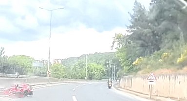 Yola akan su nedeniyle 3 motosikletin kazaya karışması kamerada; 3 yaralı