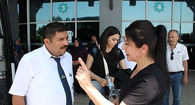 Yolcu gibi otobüse binen komiser, telefonla konuşan şoföre ceza kesti