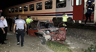 Yolcu treni, sürücüsünün raylara bırakıp kaçtığı otomobile çarptı