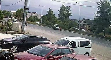 Yoldan karşıya geçerken otomobil çarptı; kaza kamerada