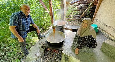 Yusufeli'de asırlık dut pekmezi geleneği yaşatılıyor