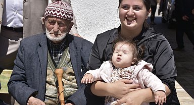 100'üncü yaş gününü torununun torunu ile kutladı