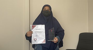 13'üncü üniversitesini birincilikle bitirdi