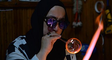 15 yıldır cama nefesiyle şekil veriyor